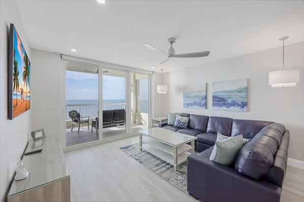 コンドミニアム ベッド (複数台) (Luxury Cape Marco unit with pool, gym) | リビング エリア