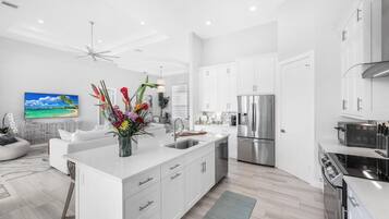 Casa, varias camas (2022 built home with pool/spa and wal) | Cocina privada