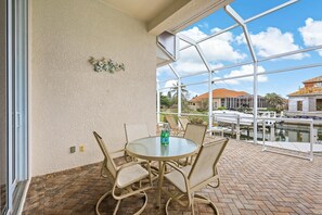 獨棟房屋, 多張床 (Beachy west exposure waterfront home ) | 室外用餐