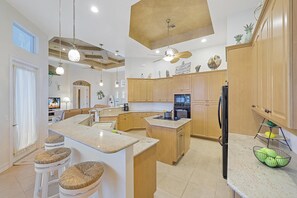 獨棟房屋, 多張床 (Beachy west exposure waterfront home ) | 私人廚房