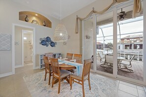 Dining - Beachy West Exposure Waterfront Home With Pool and spa (Marco Island)