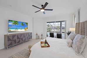 Room - Waterfront Oasis With Pool, Kayaks and Steps to Beach (Marco Island)