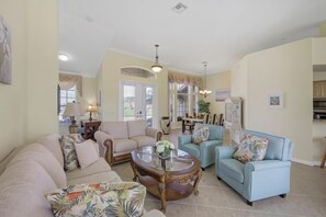 獨棟房屋, 多張床 (Traditional inland home with pool/spa) | 起居區