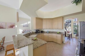 獨棟房屋, 多張床 (Traditional inland home with pool/spa) | 私人廚房