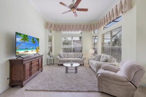 獨棟房屋, 多張床 (Traditional inland home with pool/spa) | 起居區