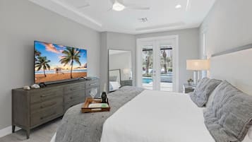 House, Multiple Beds (Modern 2023 built home steps to beach)