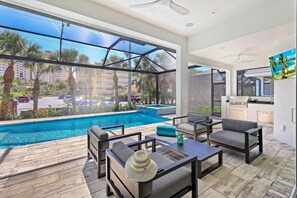 Nhà, nhiều giường (Modern 2023 built home steps to beach) | Khu ẩm thực ngoài trời
