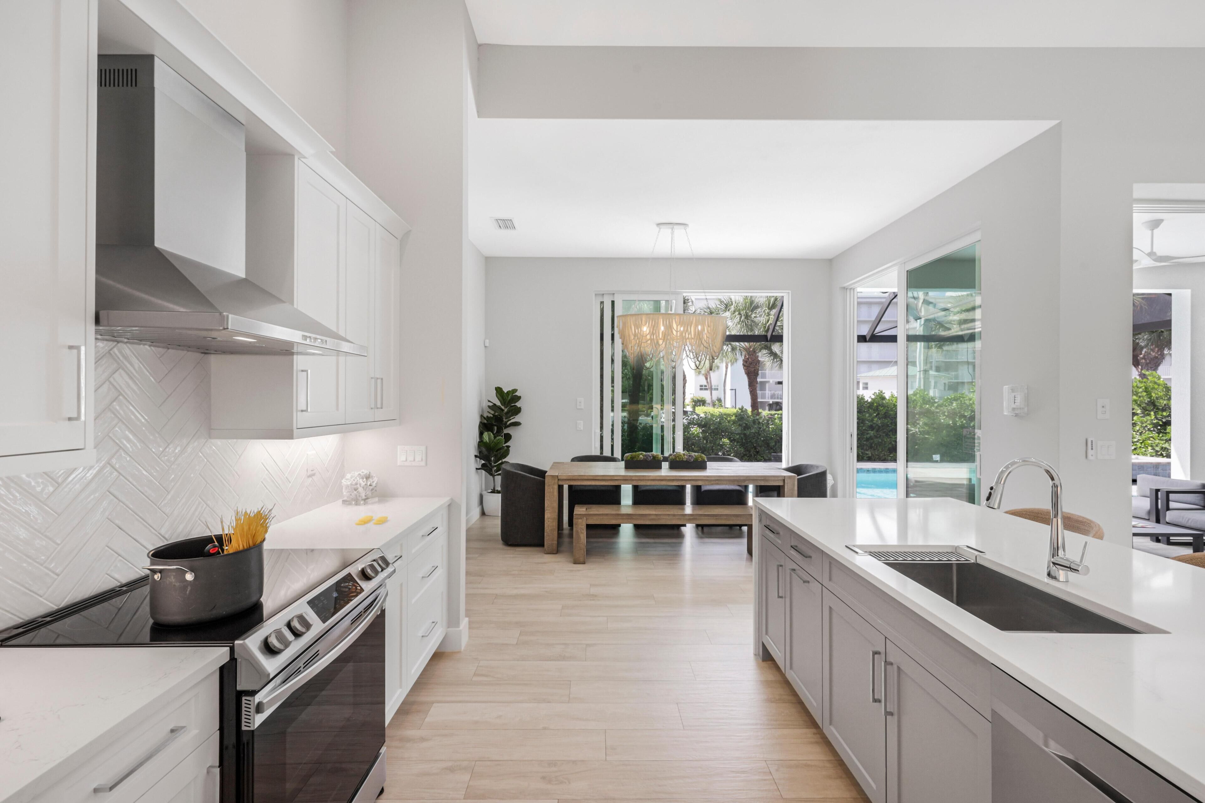 منزل - عدة أسرّة (Modern 2023 built home steps to beach) | مطبخ خاص