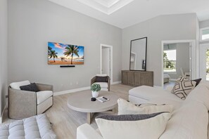 獨棟房屋, 多張床 (Modern 2023 built home steps to beach) | 起居區