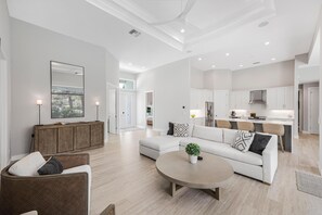 Casa, varias camas (Modern 2023 built home steps to beach) | Zona de estar