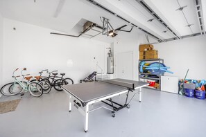 Nhà, nhiều giường (Modern 2023 built home steps to beach) | Nội thất