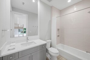 Nhà, nhiều giường (Modern 2023 built home steps to beach) | Phòng tắm