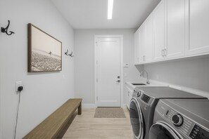 Nhà, nhiều giường (Modern 2023 built home steps to beach) | Nội thất