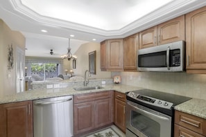 Condo, 1 cama Queen size y sofá cama (The Village at Smokehouse Bay 222) | Cocina privada