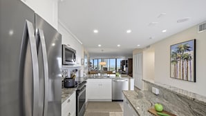 Private kitchen - Beachfront Condo With Pool, Gym, and Pickleball (Marco Island)