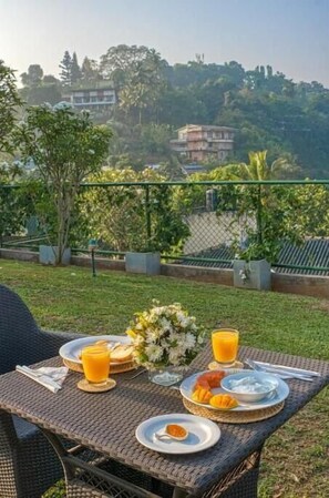 Outdoor dining - 3 Room Villa with a Beautiful View & Swimming Pool (Kandy)