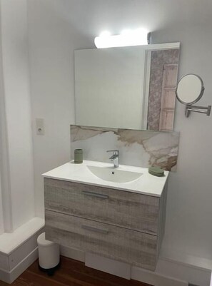 Secadora de cabello, toallas, jabón, papel de baño 