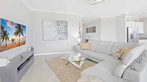 Huis, Meerdere bedden (Modern waterfront home in Artesia wit) | Woonruimte
