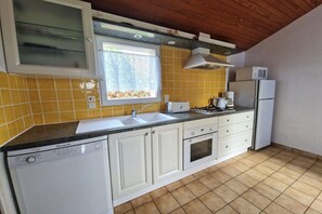 Kylskåp, mikrovågsugn, ugn och spishäll