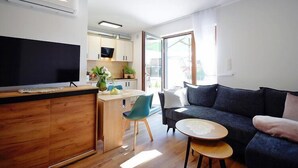 Een modern appartement met keuken, eetgedeelte en woonkamer.