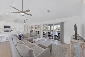 Hus, flere senger (Waterfront home with pool, hammock an) | Oppholdsområde