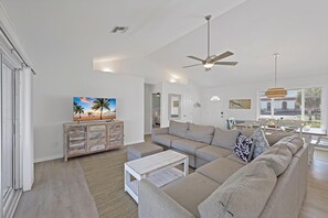 Casa, letti multipli (Waterfront home with pool, hammock an) | Area soggiorno