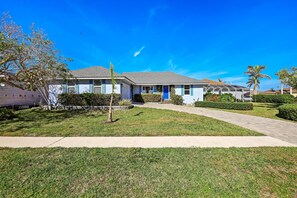 Hus, flere senger (Waterfront home with pool, hammock an) | Eksteriør