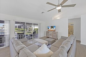 Casa, letti multipli (Waterfront home with pool, hammock an) | Area soggiorno