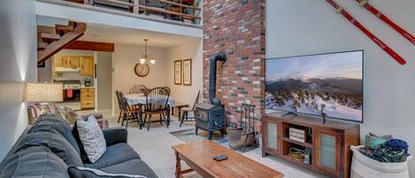 Smart-tv, een open haard, videospelletjes en een tafeltennistafel