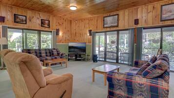 Smart TV, fireplace, video games, table tennis