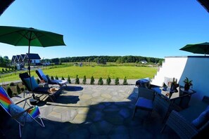 Outdoor dining - Comfortable and spacious holiday home, Mielenko (Mielenko)