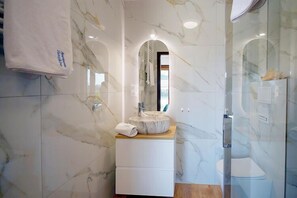 Een douche, handdoeken