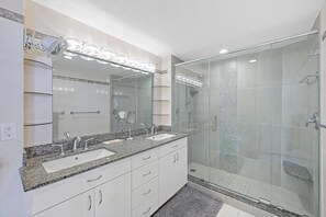 Condo, Berbilang Katil (Gulfview 803) | Bilik Mandi