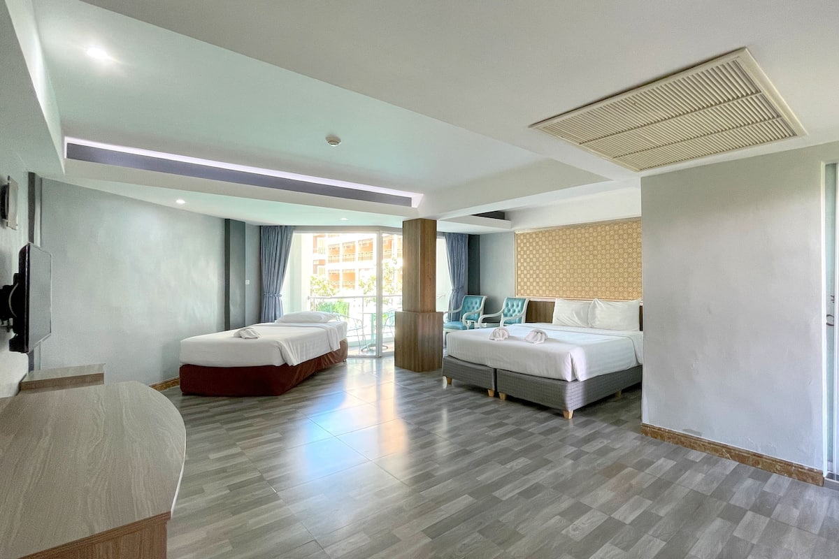 Ein modernes Hotelzimmer mit zwei Betten, einem Balkon, einer Duschkabine und einem Marmorboden.