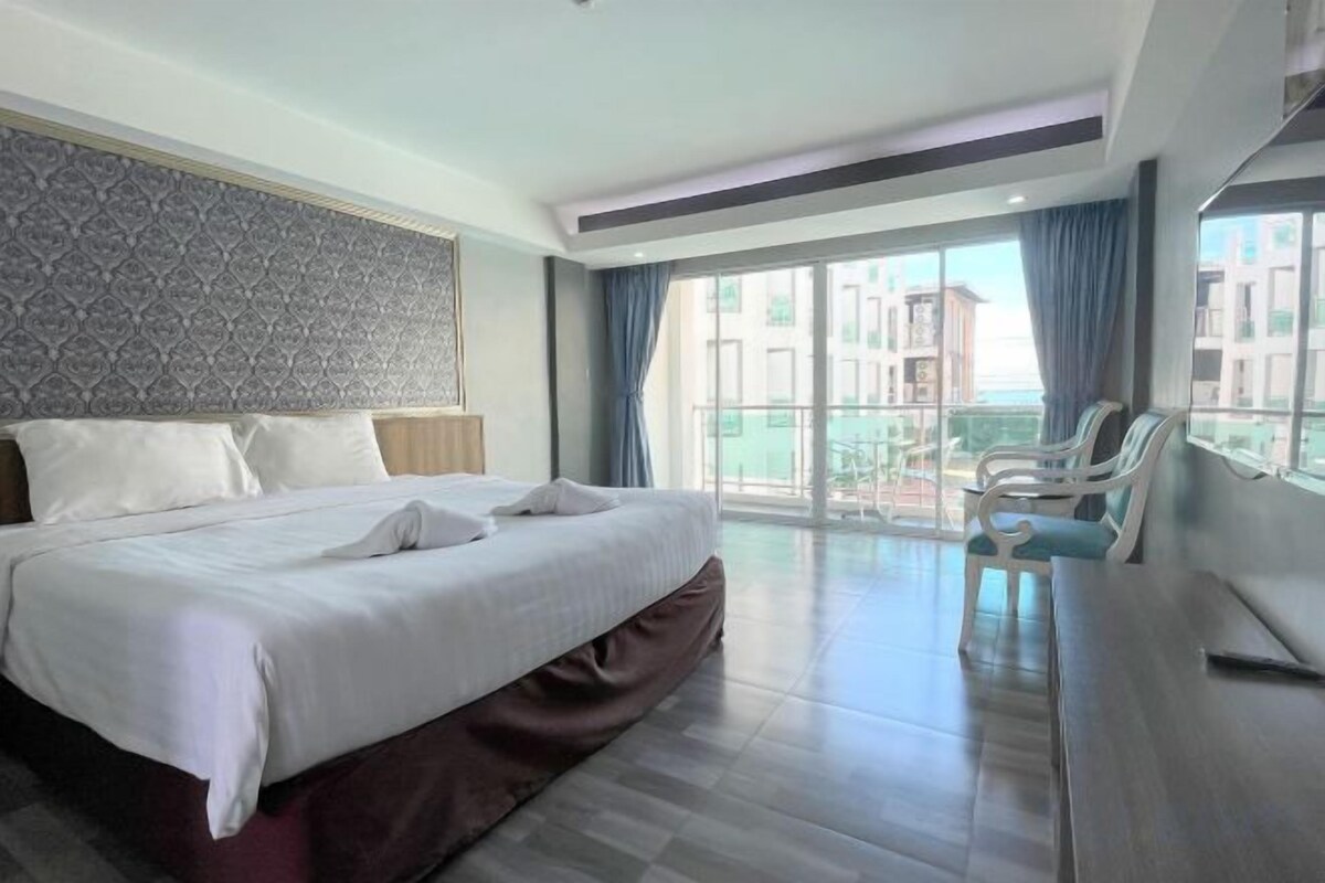 In-room safe, free WiFi, bed sheets
