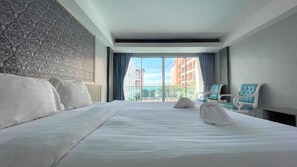 Deluxe Room, 1 King Bed, Sea View - Dragon Beach Resort Jomtien Pattaya (Pattaya)