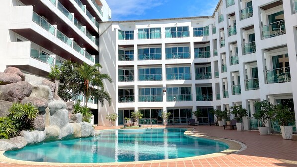 Outdoor pool - Dragon Beach Resort Jomtien Pattaya (Pattaya)