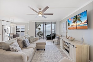 Condo, 1 cama King e sofá-cama (Riverfront condo in Olde Marco with p) | Área de estar