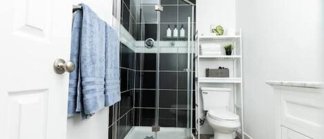 Dusche, Haartrockner, Handtücher, Seife