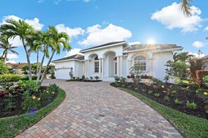 Casa, varias camas (354 Edgewater Court) | Exterior