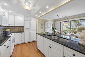 Apartment, 1 Queen-Bett (Rare garden unit with pool, grills an) | Eigene Küche