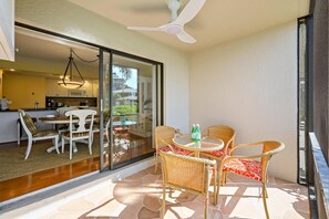 Outdoor dining - Rare Garden Unit With Pool, Grills and Beach Access (Marco Island)