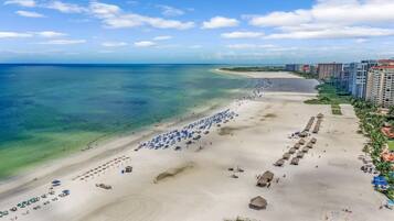 Condo, 1 giường cỡ king và sofa giường (Marco Beach Ocean Resort Unit 712) | Bãi biển | Trên bãi biển