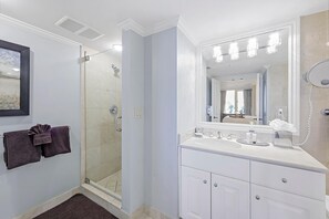 公寓式客房, 1 张特大床和 1 张沙发床 (Marco Beach Ocean Resort Unit 712) | 浴室