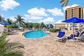 公寓式客房, 1 张特大床和 1 张沙发床 (Marco Beach Ocean Resort Unit 712) | 泳池 | 恒温泳池