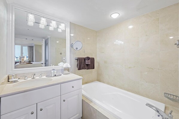 公寓式客房, 1 张特大床和 1 张沙发床 (Marco Beach Ocean Resort Unit 712) | 浴室