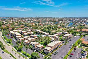 Apartment, 1 Queen-Bett (Quaint condo steps to the beach and d) | Aussenbereich