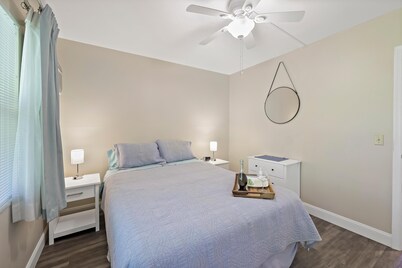 Quaint Condo Steps to the Beach and Dining