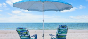 Quaint Condo Steps to the Beach and Dining