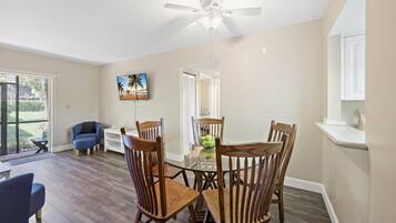 Condo, 1 Queen Bed (Quaint condo steps to the beach and d) | Interior